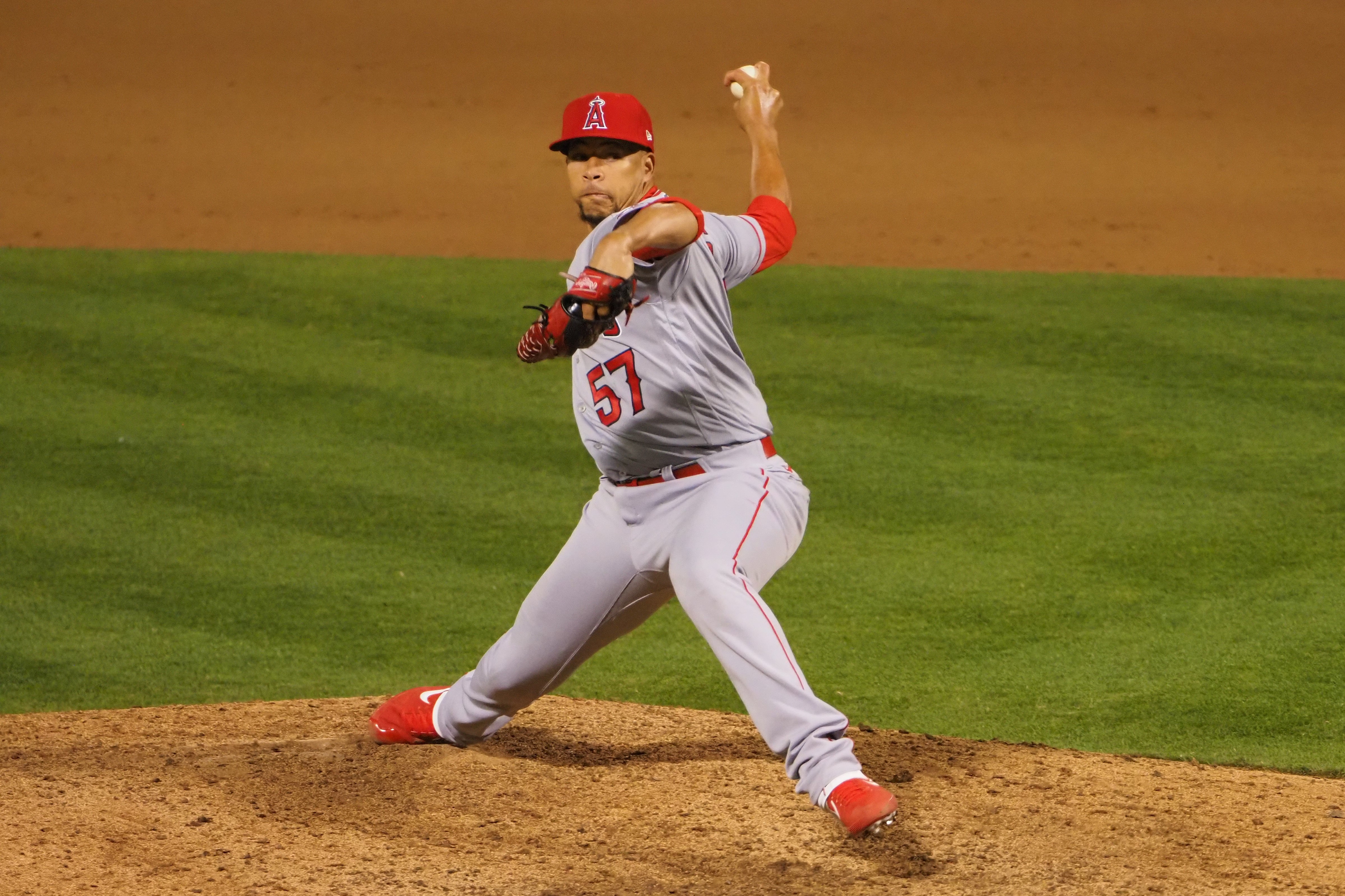 Boston Red Sox re-sign Hansel Robles to minor league deal; team