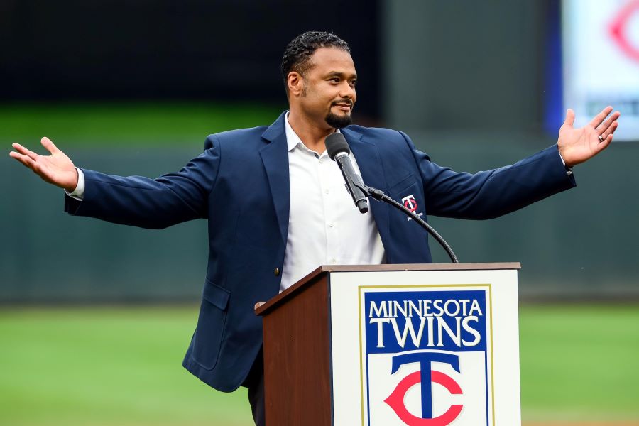 Minnesota Twins pitcher Johan Santana watches a sixth inning pitch on his  way to his sixth win as the Twins beat the Milwaukee Brewers 6-3 Friday,  June 25, 2004 in Minneapolis. (AP