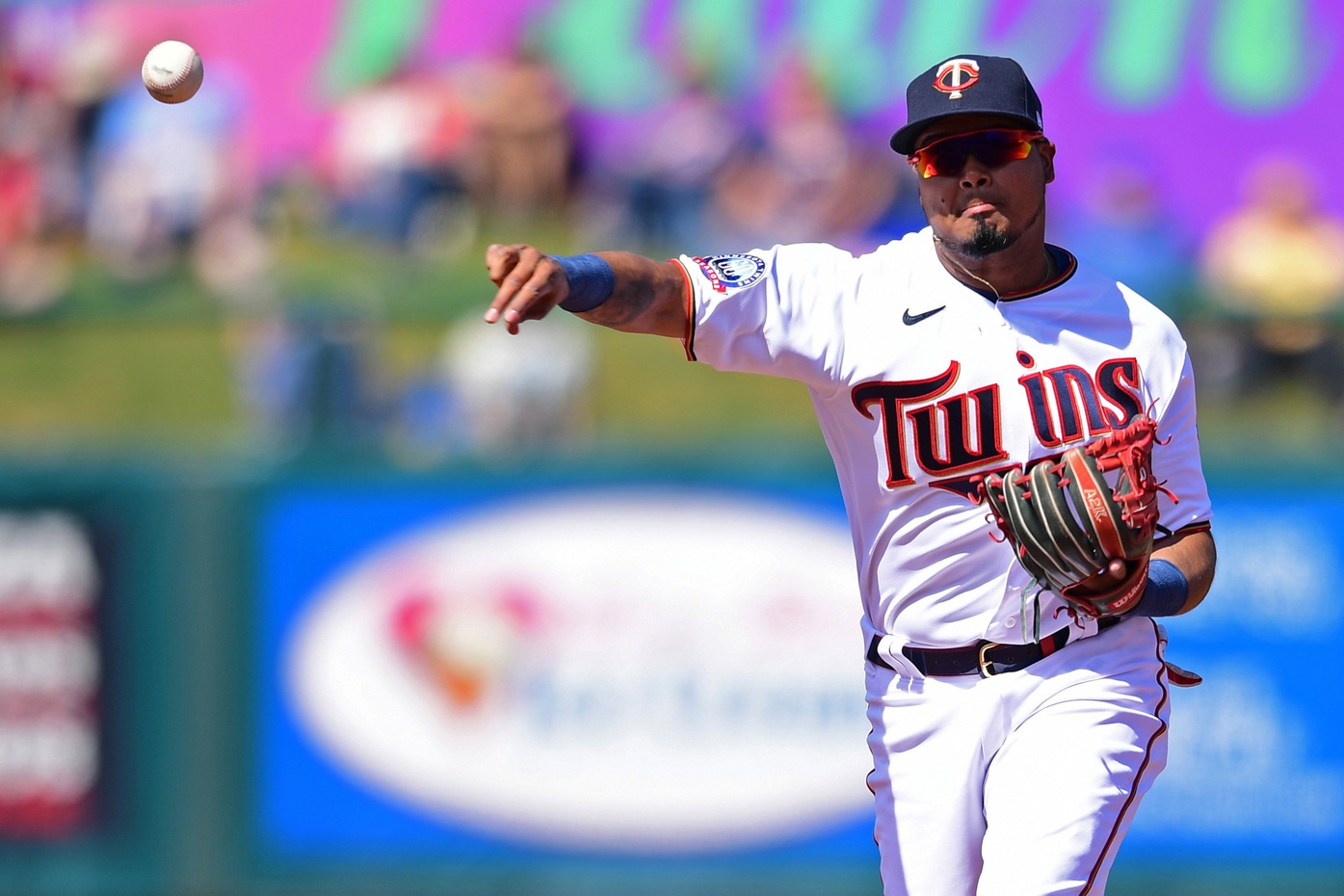 Twins will start season with Ehire Adrianza as the only backup middle  infielder