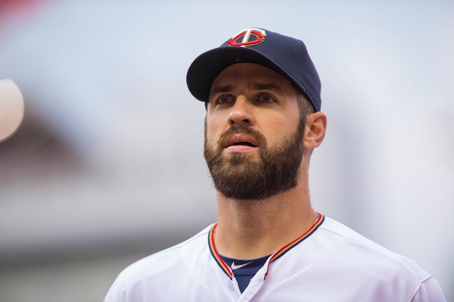 Mauer becomes 3rd player to collect 2,000 hits with Twins