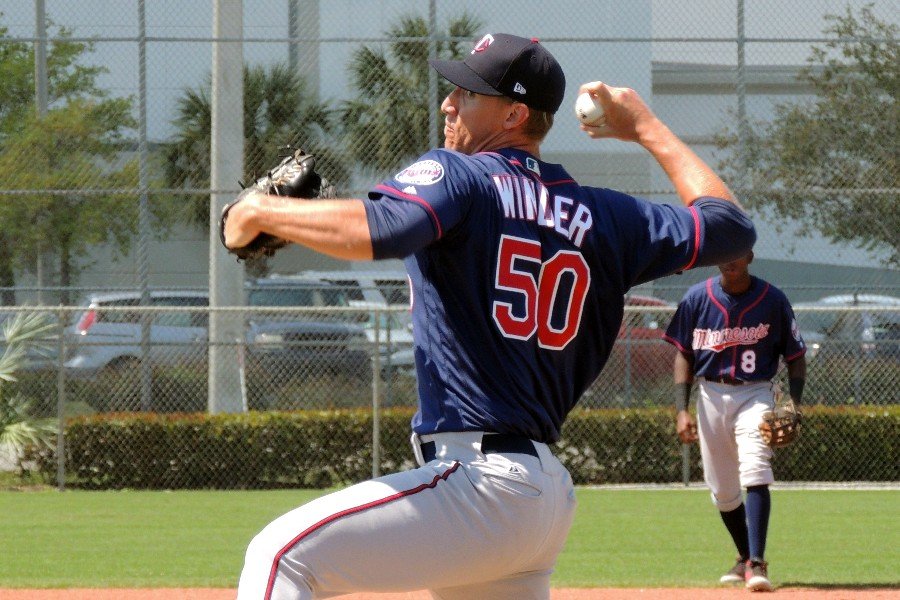 Twins' Willians Astudillo throws two 46 mph strikes (video