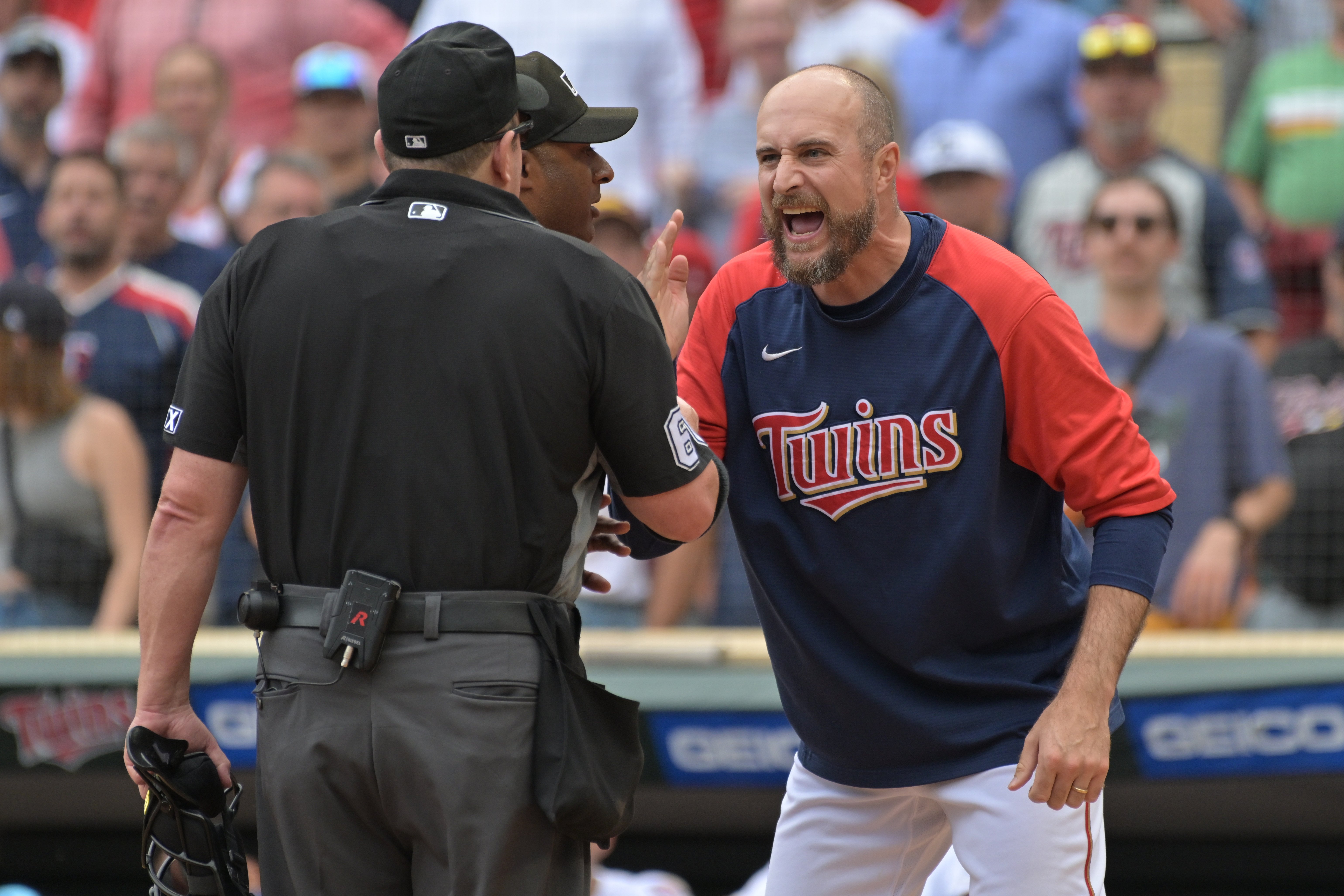 Twins manager Baldelli closes clubhouse to keep out reporters