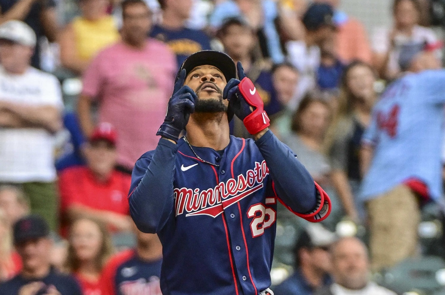 Watch: Buxton crashes into wall to make catch at spring training - Bring Me  The News