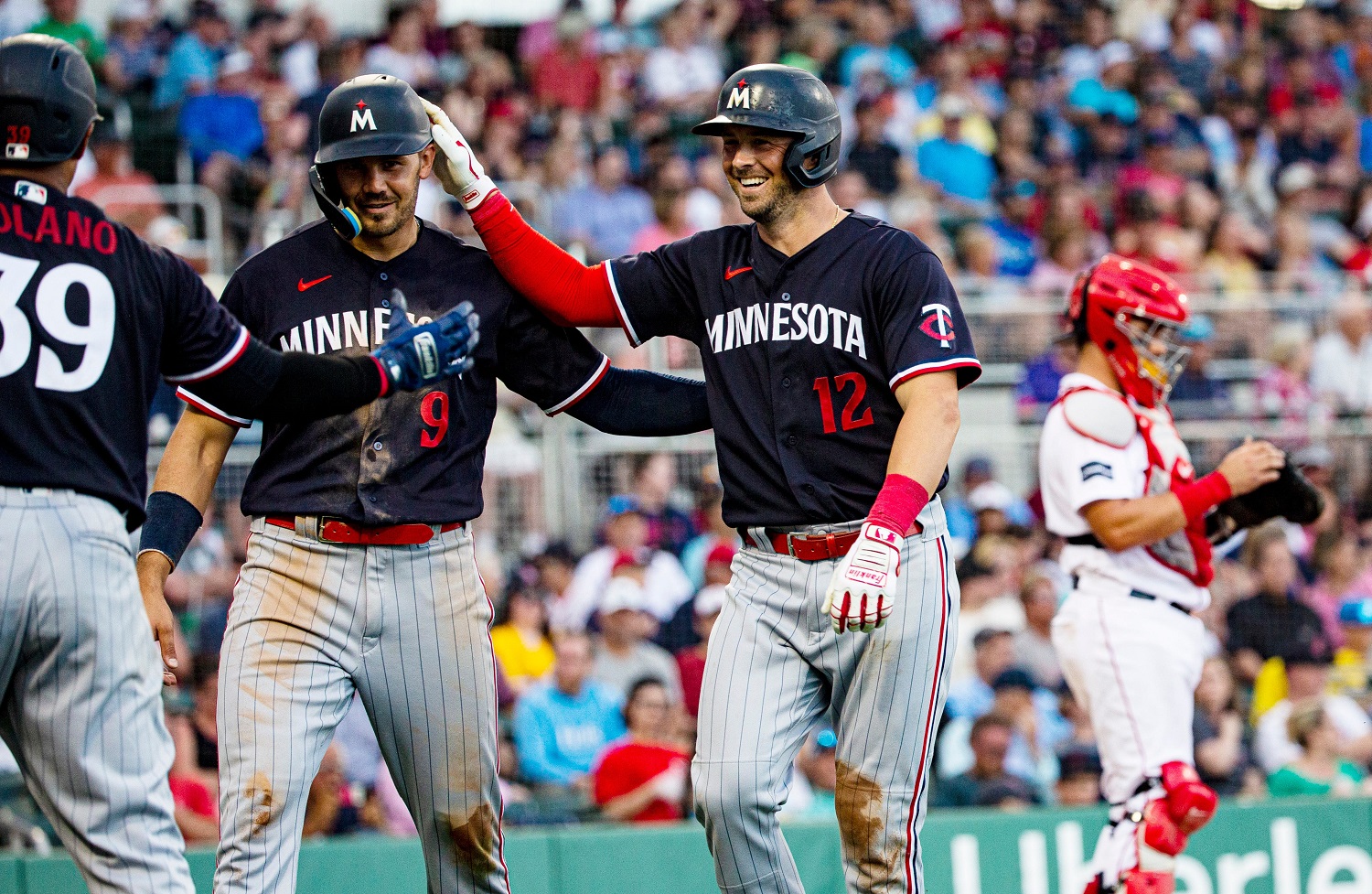 Kyle Farmer injury: Twins infielder leaves game after getting hit