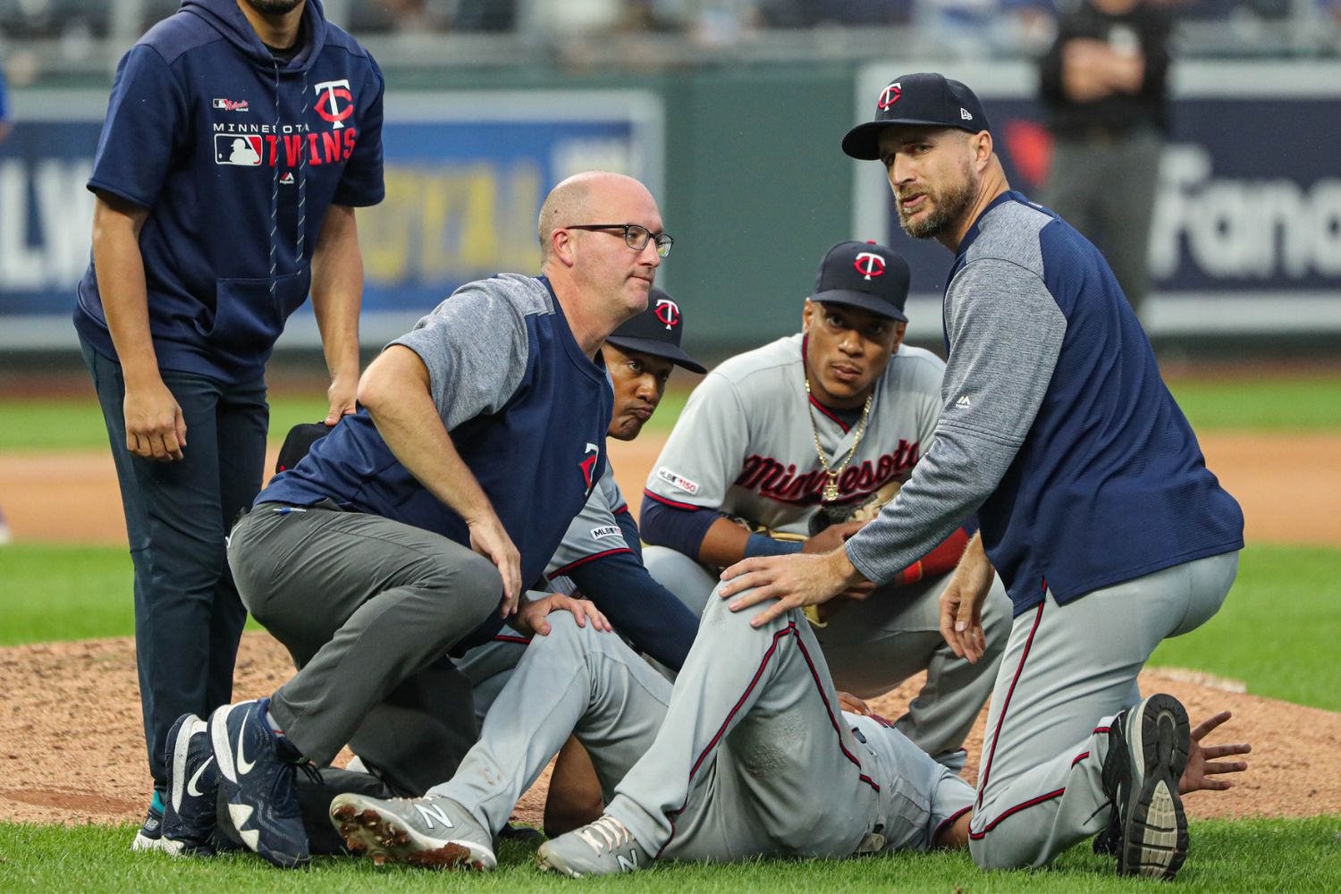 Kyle Farmer injury update: Twins SS leaves game after being hit in