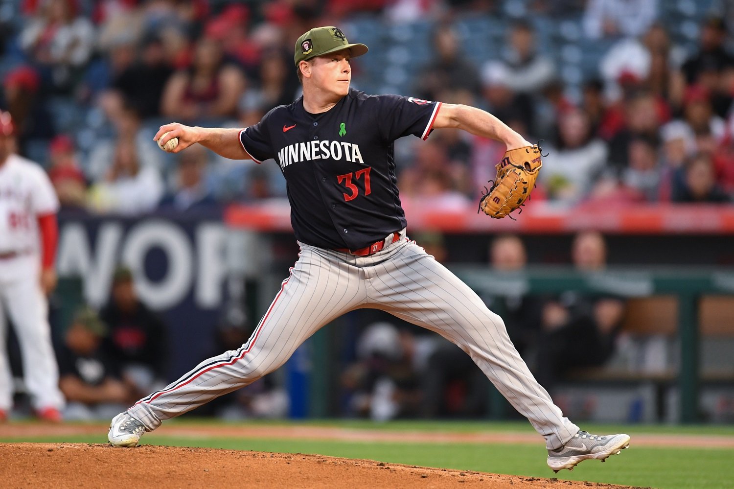 Twins: Jim Rich talks pregame with pitcher Louie Varland 