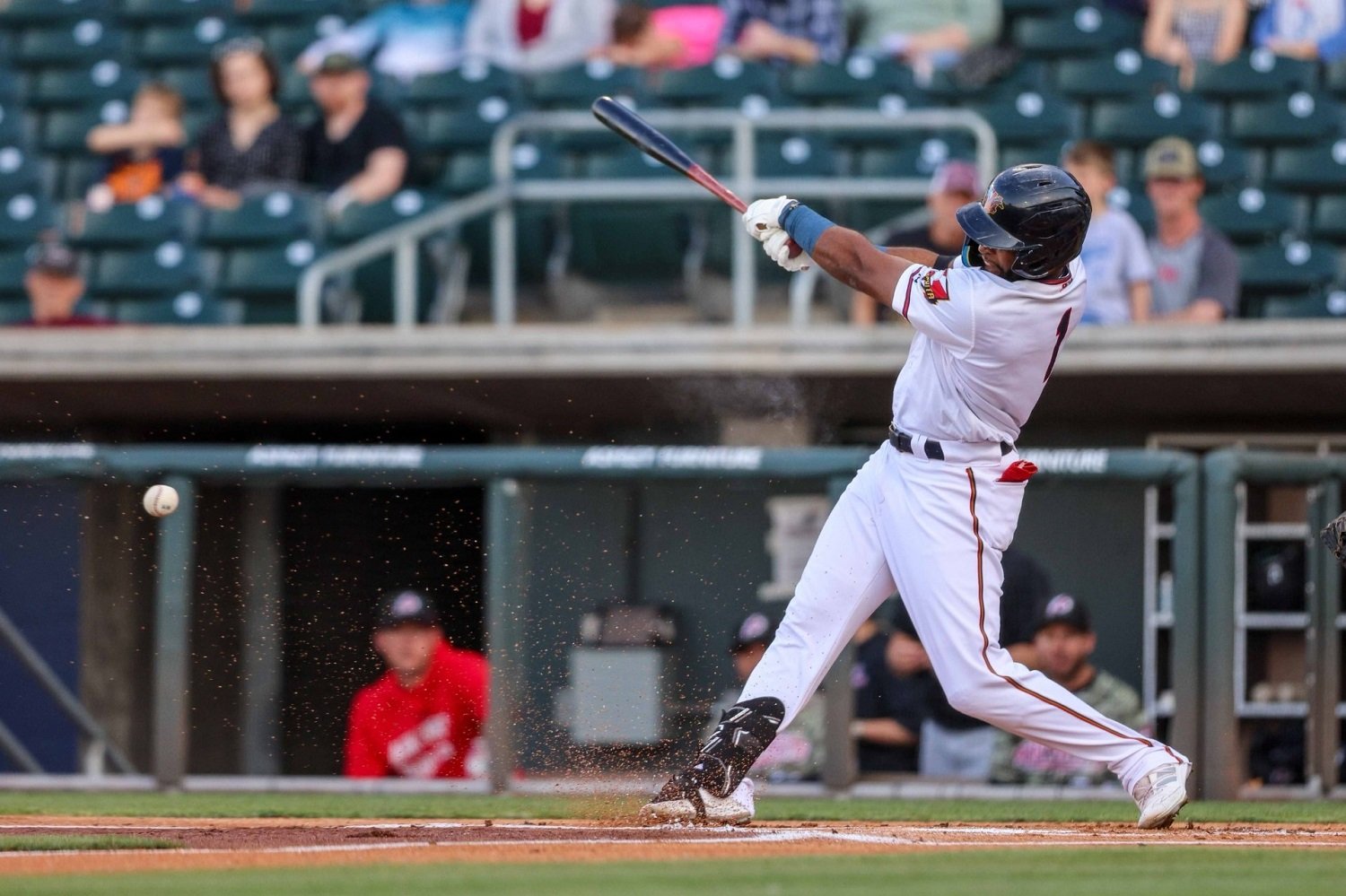 Twins' Joey Gallo exits game vs. Dodgers after foul ball off his leg