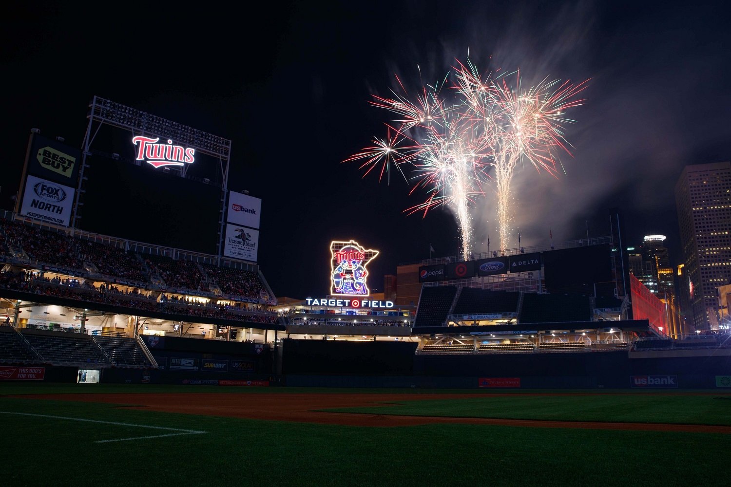 Swanson breaks out with tying HR to spark Braves' big inning