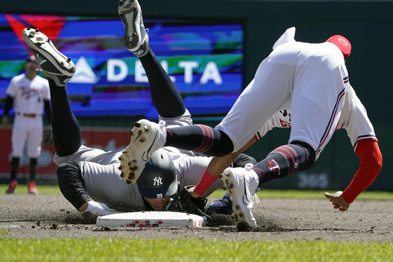 Yankees Break Out of Offensive Funk in Win Over Twins - The New York Times