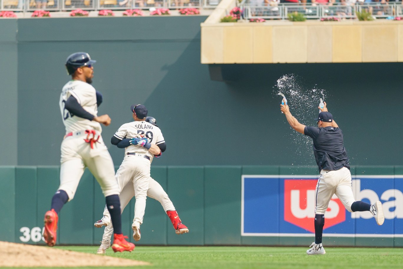 Castillo dominates as Mariners blank Blue Jays in wild-card opener