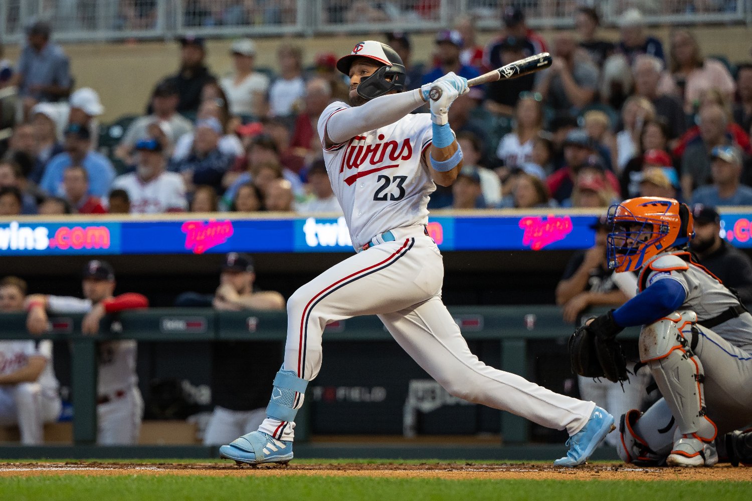 Willi Castro robs home run with card in other hand