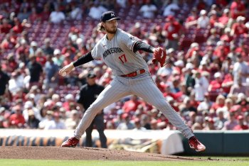 Kepler hits 2 HR, Twins power past White Sox 10-5 in opener