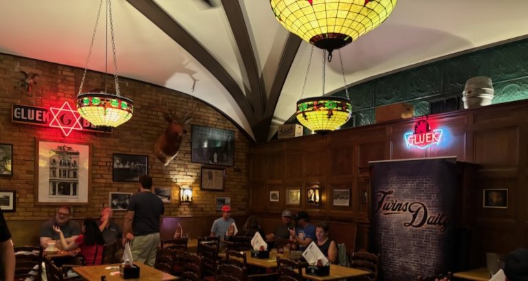 An Unforgettable Night: Twins Fans Unite for a Thrilling Watch Party at Gluek’s