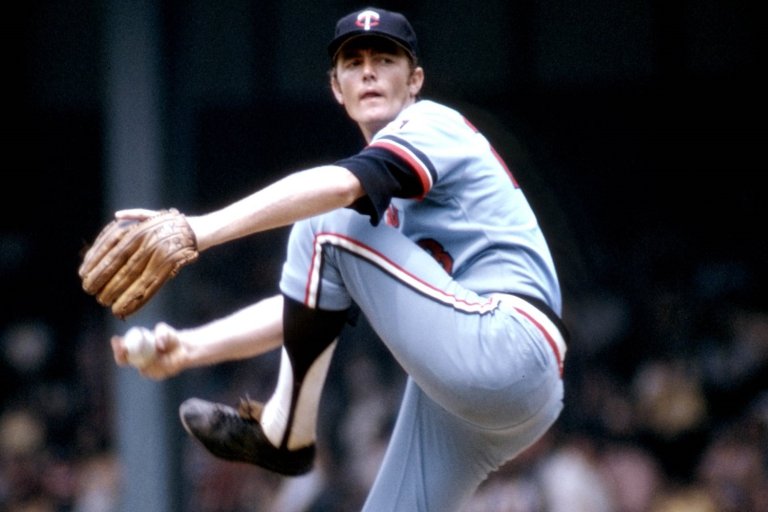 Twins Almanac: Brian Dozier Reaches a Milestone, César Tovar Makes History, Twins Birthdays Galore