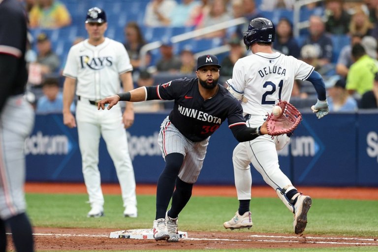 Carlos Santana Wins First Gold Glove Award