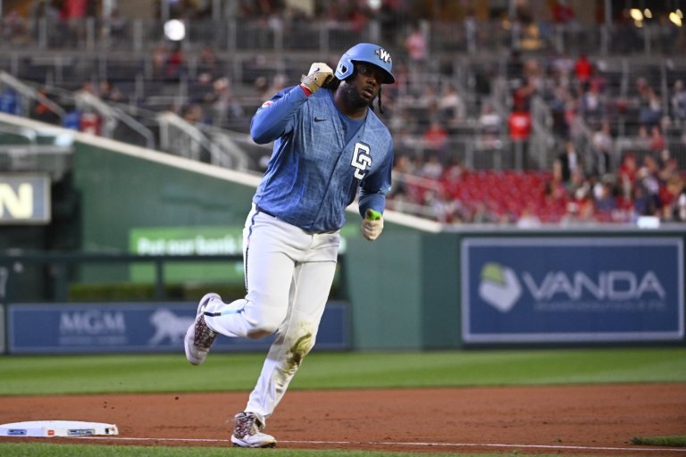 BREAKING: Twins Sign First Baseman Josh Bell to One-Year Deal